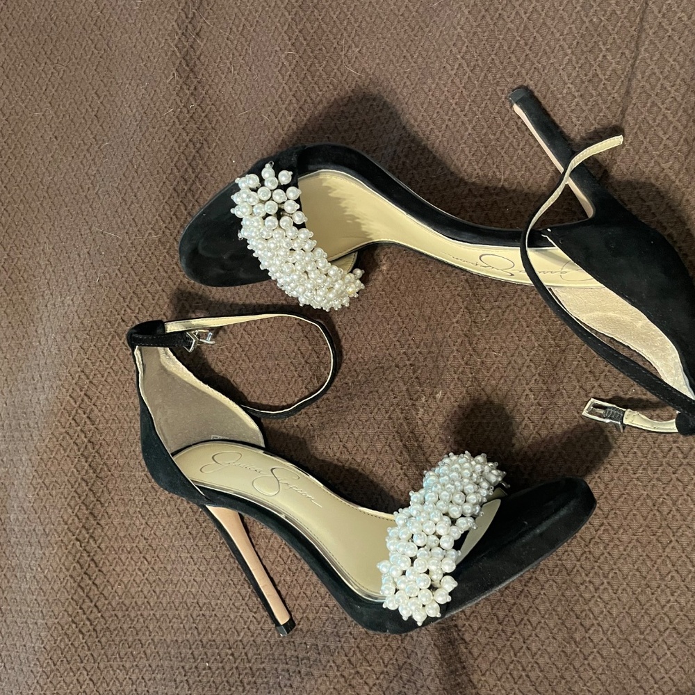 Black velvet with pearl accent heals - Picture 2 of 5